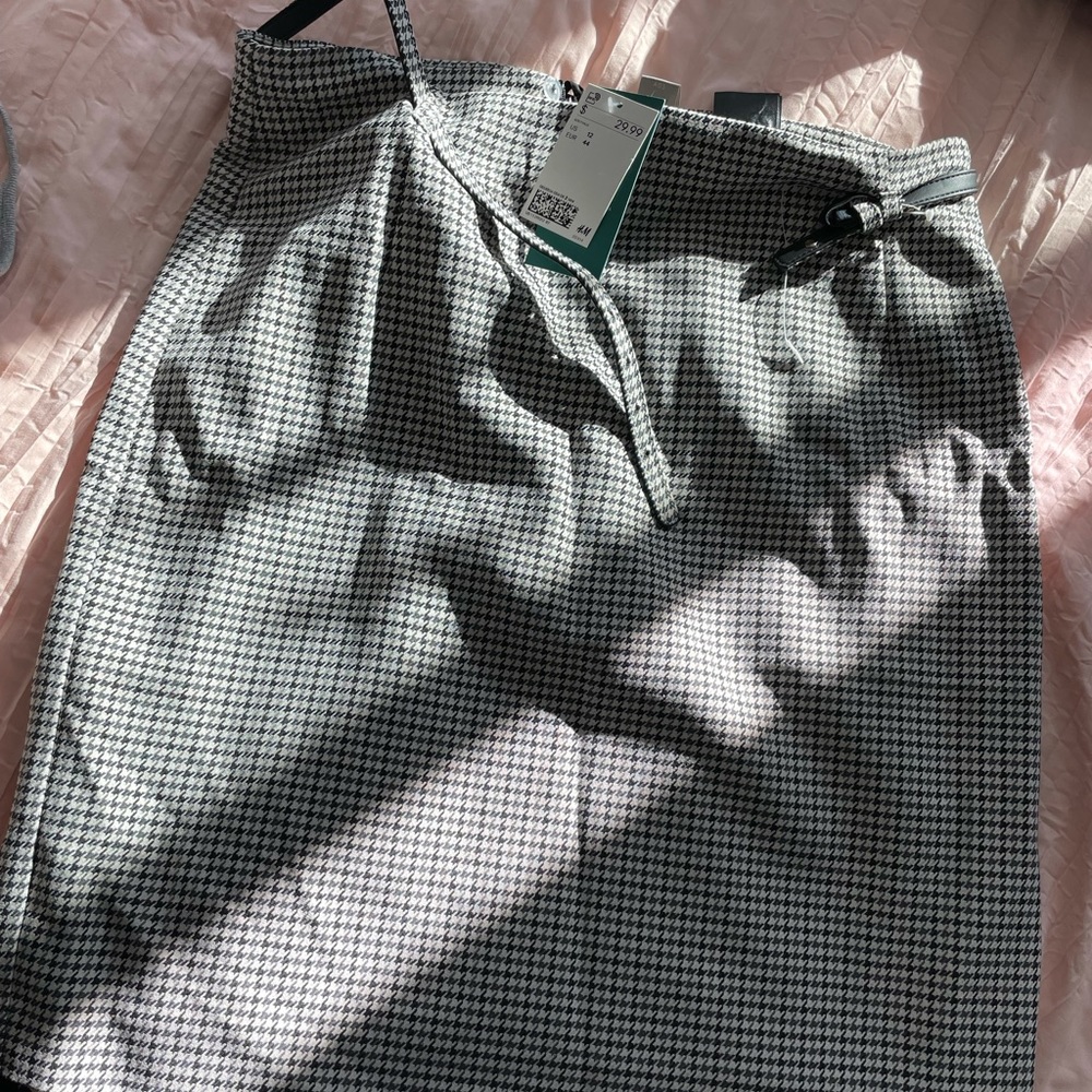 H&M checkered skirt with belt size 12. Never worn still had tags attached.